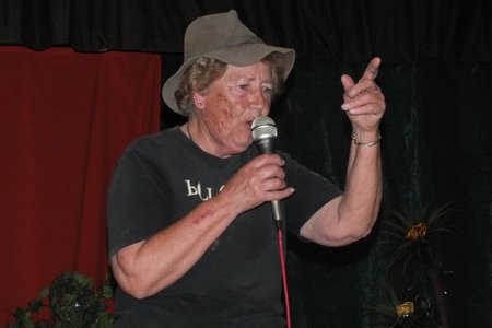 Die 80-jarige Hermine Groenewald is hier op haar stukke tydens die Verskeidenheidskonsert met die NGK se 70-jarige feesvieringe